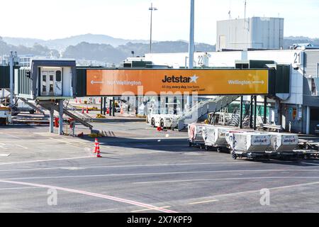 Wellington, Neuseeland - 21. Februar 2024: Jetstar Airbridge am Wellington International Airport aus dem Flughafenterminal. Stockfoto