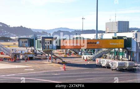 Wellington, Neuseeland - 21. Februar 2024: Jetstar Airbridge am Wellington International Airport aus dem Flughafenterminal. Stockfoto