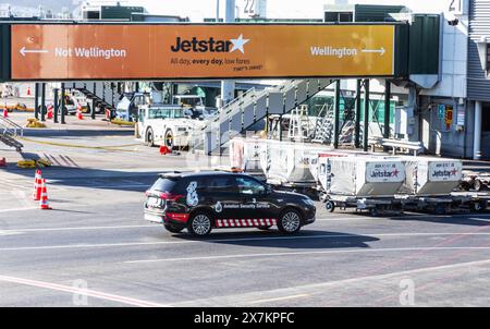 Wellington, Neuseeland - 21. Februar 2024: Aviation Security Service-Fahrzeug auf dem Asphalt auf der Jetstar Airbridge am Wellington International Airp Stockfoto