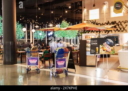 Auckland, Neuseeland - 21. Februar 2024: Reisende essen im Oma, Artisan Bakery and Cafe im internationalen Flughafen von Auckland. Stockfoto