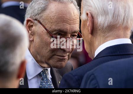 US-Präsident Joe Biden spricht mit dem Mehrheitsführer des US-Senats Chuck Schumer (Demokrat von New York), nachdem er am 20. Mai 2024 in Washington bei einem Empfang zur Feier des Monats des jüdischen amerikanischen Erbes im Rose Garden im Weißen Haus gesprochen hatte. der Präsident bekräftigte seine Unterstützung für das jüdische Volk nach den Terroranschlägen vom 7. Oktober. Credit: Samuel Corum/Pool über CNP/MediaPunch Stockfoto