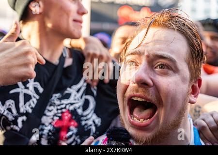 Manhattan, USA. Mai 2024. Knicks-Fans versammeln sich vor dem Madison Square Garden nach einer Sieben-Niederlage gegen die Indiana Pacers in Midtown, Manhattan, NY, am Sonntag, den 19. Mai. 2024. (Foto: Cristina Matuozzi/SIPA USA) Credit: SIPA USA/Alamy Live News Stockfoto