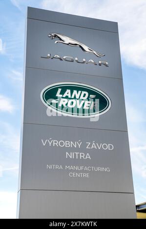 Nitra, Slowakei - 13. Mai 2024: Jaguar Land Rover Fertigungswerk in Nitra. Jaguar Land Rover Produktionsstätte. Slowakei. Stockfoto