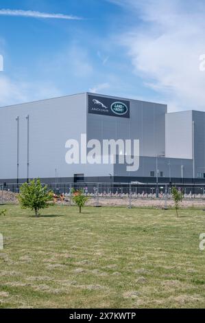 Nitra, Slowakei - 13. Mai 2024: Jaguar Land Rover Fertigungswerk in Nitra. Jaguar Land Rover Produktionsstätte. Slowakei. Stockfoto