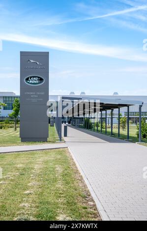 Nitra, Slowakei - 13. Mai 2024: Jaguar Land Rover Fertigungswerk in Nitra. Jaguar Land Rover Produktionsstätte. Slowakei. Stockfoto