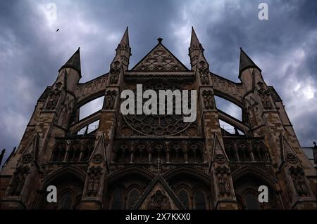 Gotisches Seitenportal (Detail) der Westminster Abbey bei regnerischem Wetter, Dean's Yard, London, England, Großbritannien Stockfoto