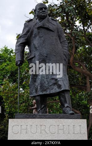 Bronzestatue von Churchill mit einem Wanderstock in einem Park, London, England, Großbritannien Stockfoto