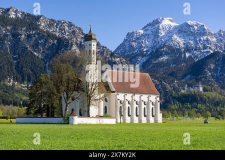 Wallfahrtskirche St. Coloman im Frühjahr, hinter Schloss Neuschwanstein, Schwangau, Füssen, Ostallgäu, Allgaeu, Schwaben, Bayern, Deutschland Stockfoto
