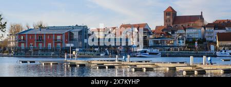 Stadtpanorama mit Stadthafen am Müritzsee, St. Georgen Kirche, Waren, Müritz, Mecklenburgische Seenplatte, Mecklenburg, Mecklenburg-West Stockfoto