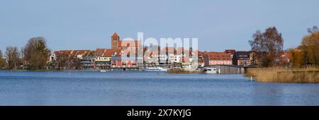 Stadtpanorama mit Stadthafen am Müritzsee, St. Georgen Kirche, Waren, Müritz, Mecklenburgische Seenplatte, Mecklenburg, Mecklenburg-West Stockfoto