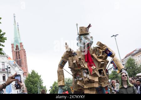 Skulptur der Künstlergruppe bei der Straßenparade des 26. Karnevals der Kulturen in Berlin am 19. Mai 2024 Stockfoto