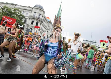 Tänzerin des CABUWAZI Kinder- und Jugendzirkus bei der Straßenparade des 26. Karnevals der Kulturen in Berlin am 19. Mai 2024 Stockfoto