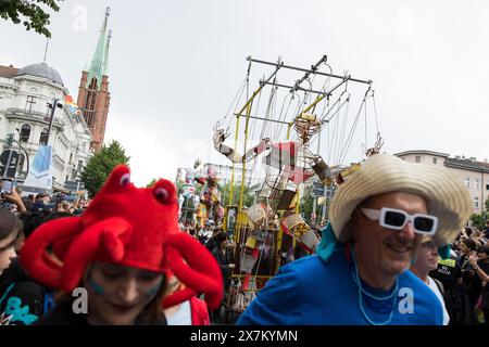 Skulptur der Künstlergruppe bei der Straßenparade des 26. Karnevals der Kulturen in Berlin am 19. Mai 2024 Stockfoto