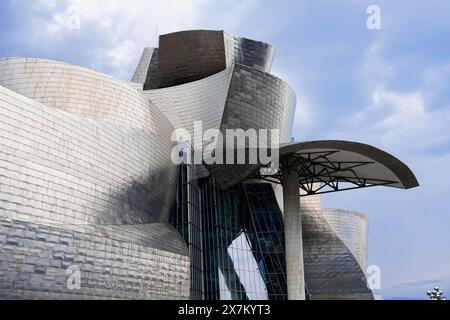 Guggenheim Museum Bilbao am Ufer des Nervion, Architekt Frank O. Gehry, Bilbao, Nahaufnahme des Museums für moderne Kunst mit geschwungenem Metall Stockfoto