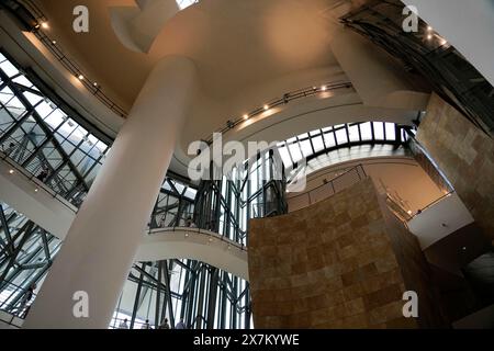 Guggenheim Museum Bilbao, Spanien, Europa, das Innere verfügt über ein großes Atrium mit hohen Säulen und vielen Glaswänden, die ein helles und geräumiges Ambiente schaffen Stockfoto