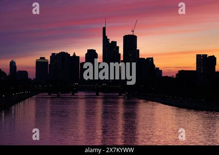 Die Frankfurter Skyline der Himmel über der Frankfurter Bankenskyline hat sich nach Sonnenuntergang bunt verfärbt. Frankfurt am Main Hessen Deutschland *** die Frankfurter Skyline der Himmel über Frankfurts Bank Skyline hat nach Sonnenuntergang seine Farbe geändert Frankfurt am Main Hessen Deutschland 2024-05-20 ffm Skyline 03 Stockfoto