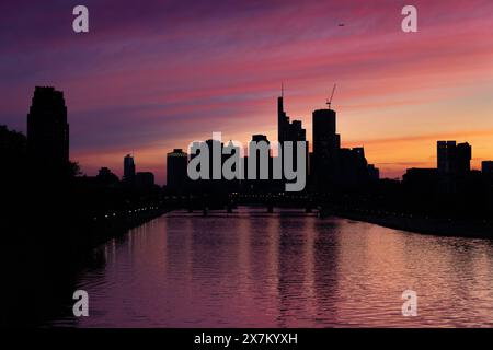 Die Frankfurter Skyline der Himmel über der Frankfurter Bankenskyline hat sich nach Sonnenuntergang bunt verfärbt. Frankfurt am Main Hessen Deutschland *** die Frankfurter Skyline der Himmel über Frankfurts Bank Skyline hat nach Sonnenuntergang seine Farbe geändert Frankfurt am Main Hessen Deutschland 2024-05-20 ffm Skyline 01 Stockfoto