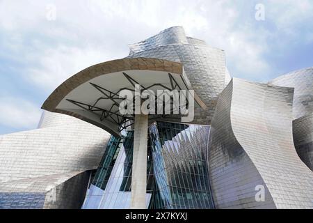 Guggenheim Museum Bilbao am Ufer des Nervion, Architekt Frank O. Gehry, Bilbao, Architekturdetail eines modernen Gebäudes mit Glas Stockfoto