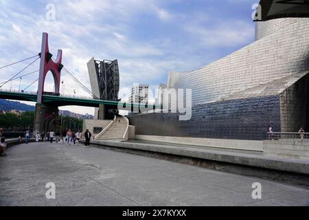 Guggenheim Museum Bilbao am Ufer des Nervion, Architekt Frank O. Gehry, Bilbao, Szene mit moderner Architektur und Brücke in einer Stadt Stockfoto