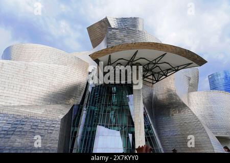 Guggenheim Museum Bilbao am Ufer des Nervion, Architekt Frank O. Gehry, Bilbao, einzigartige architektonische Details eines Museums für moderne Kunst Stockfoto