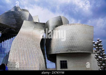 Guggenheim Museum Bilbao am Ufer des Nervion, Architekt Frank O. Gehry, Bilbao, komplexe architektonische Struktur mit Skulptur Stockfoto