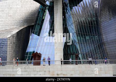 Guggenheim Museum Bilbao am Ufer des Nervion, Architekt Frank O. Gehry, Bilbao, Gebäude mit großer Glasfassade und Metallic Stockfoto