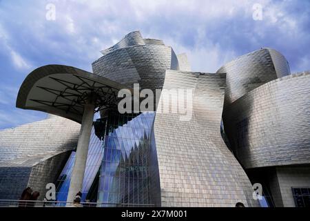 Guggenheim Museum Bilbao am Ufer des Nervion River, Architekt Frank O. Gehry, Bilbao, modernes Gebäude mit geschwungenen metallischen Oberflächen und Stockfoto