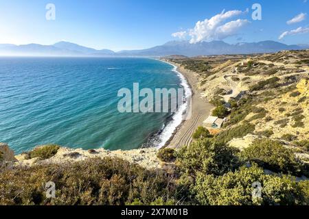 Blick aus erhöhter Position aus der Vogelperspektive auf den Strand von Komos an der Südküste der Insel Kreta, Festos, Heraklion, Kreta, Griechenland Stockfoto