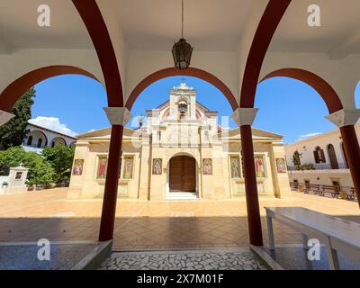 Blick durch den Torbogen zum Haupteingang der orthodoxen Kirche Klosterkirche Zoodochos Pege im byzantinischen Stil aus dem 14. Jahrhundert in der heutigen Stockfoto