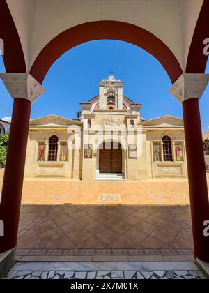 Blick durch den Torbogen zum Haupteingang der orthodoxen Kirche Klosterkirche Zoodochos Pege im byzantinischen Stil aus dem 14. Jahrhundert in der heutigen Stockfoto