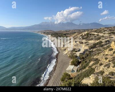 Blick aus erhöhter Position aus der Vogelperspektive auf den Strand von Komos an der Südküste der Insel Kreta, Festos, Heraklion, Kreta, Griechenland Stockfoto