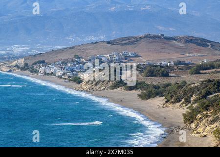 Blick aus erhöhter Position aus der Vogelperspektive auf den Strand von Komos an der Südküste der Insel Kreta, Festos, Heraklion, Kreta, Griechenland Stockfoto