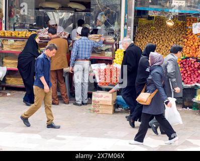 Iraner laufen an Verkaufsständen vorbei, die Obst und Gemüse auf einem Basar in Teheran verkaufen, 29.03.2015, Teheran, Iran Stockfoto