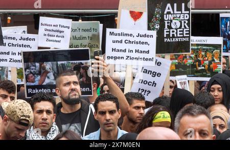 Muslime, Juden und Christen, Hand in Hand gegen Zionisten, können auf einem Poster während der Al-Quds-Demonstration in Berlin gelesen werden. Über 1000 Personen Stockfoto