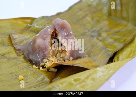 Khanom thian ist ein kleiner kegelförmiger Mehlknödel, der in Bananenblättern gedämpft wird und aus Nordthailand stammt. Normalerweise gefüllt mit einer herzhaften Mung Stockfoto