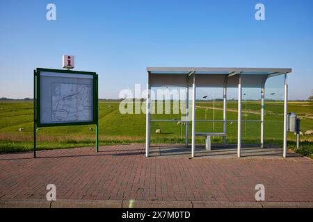 Glasbushaltestelle an einer Bushaltestelle und Informationen mit Straßenkarte im Moor bei Simonsberg, Landkreis Nordfriesland, Schleswig-Holstein, Deutschland Stockfoto