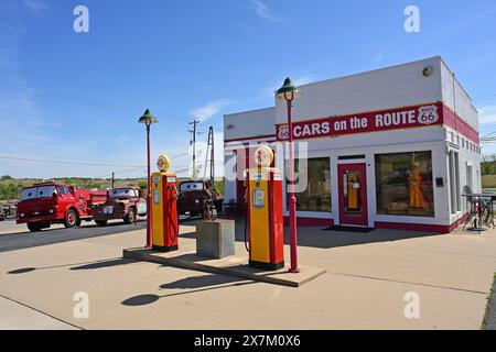 Autos auf der Route 66, historische Tankstelle mit alten Autos, Galena, Kansas Stockfoto