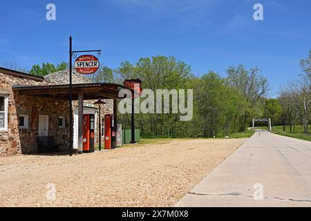 Ein abgelegener Abschnitt der historischen Route 66 passiert eine einsame Tankstelle in Spencer, Missouri Stockfoto