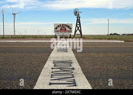 Mitte oder auf halbem Weg auf der Route 66 zwischen Los Angeles und Chicago, Adrian, Texas Stockfoto