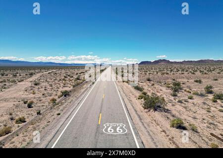 Drohnenaufnahme der Route 66 mit Route 66-Schild auf der Straße, Mojave Desert, Kalifornien Stockfoto