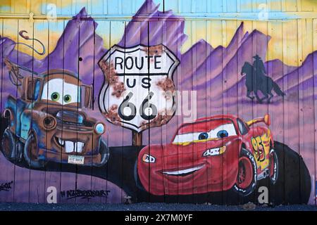 Wandbild mit Lightning McQueen und Mater, zwei Charaktere aus dem Zeichentrickfilm Cars on Route 66, Holbrook, Arizona Stockfoto