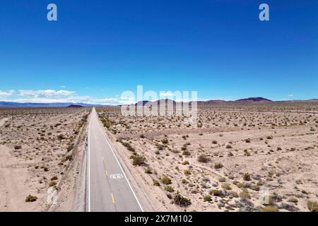 Drohnenaufnahme der Route 66 mit Route 66-Schild auf der Straße, Mojave Desert, Kalifornien Stockfoto