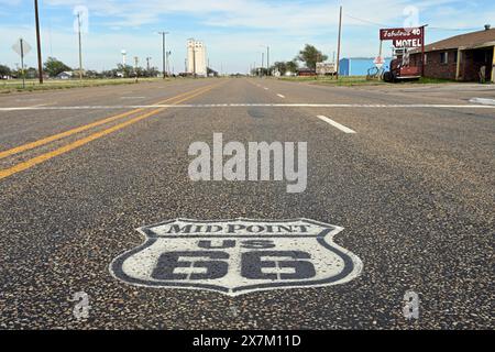 Mitte, auf halbem Weg zwischen Los Angeles und Chicago, Route 66, Adrian, Texas Stockfoto