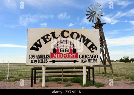 Mitte, auf halbem Weg zwischen Los Angeles und Chicago, Route 66, Adrian, Texas Stockfoto