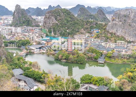 Malerischer Blick auf den Mulong-See und die Stadt Guilin vom Gipfel des Diecai-Berges, horizontales Bild mit Kopierraum Stockfoto