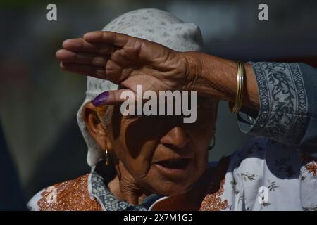 Baramulla, Indien. Mai 2024. Eine Frau zeigt unauslöschliche Tintenflecken auf ihrem Finger, nachdem sie ihre Stimme außerhalb der Wahlkabine während der fünften Runde der mehrphasigen nationalen Wahlen Handwara, nördlich von Srinagar, dem indischen Kaschmir, abgegeben hat. (Foto von Mubashir Hassan/Pacific Press) Credit: Pacific Press Media Production Corp./Alamy Live News Stockfoto