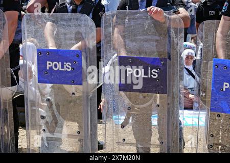 Polizeibeamte halten ihre Schilde, um Medienmitglieder daran zu hindern, während des Protestes der Kurdischen Friedensmütter vor dem Diyarbakir-Gefängnis Fotos und Filme zu machen. Während des Protestes der „Kurdischen Friedensmütter“ und der Angehörigen der Gefangenen „Stimme der Freiheit geben“ vor dem Diyarbak-D-Typ-Gefängnis hinderte die Polizei Medienmitglieder daran, Fotos und Filme zu machen, indem sie ihre Schilde in die Luft hob. Deshalb hielten die Demonstranten eine Weile einen Sit-in-Protest ab. Sie gaben dann eine Erklärung ab, in der sie auf die Unterdrückung in Gefängnissen in der Türkei aufmerksam machten und unter Polizeikontrolle zerstreuten. Vertreter der Stockfoto