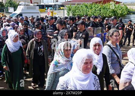 Aktivistinnen des Kurdischen Friedens werden nach der Demonstration gesehen, wie sie die Polizeiblockade verlassen. Während des Protestes der „Kurdischen Friedensmütter“ und der Angehörigen der Gefangenen „Stimme der Freiheit geben“ vor dem Diyarbak-D-Typ-Gefängnis hinderte die Polizei Medienmitglieder daran, Fotos und Filme zu machen, indem sie ihre Schilde in die Luft hob. Deshalb hielten die Demonstranten eine Weile einen Sit-in-Protest ab. Sie gaben dann eine Erklärung ab, in der sie auf die Unterdrückung in Gefängnissen in der Türkei aufmerksam machten und unter Polizeikontrolle zerstreuten. Vertreter der Partei für Gleichstellung und Demokratie (dem), Demokratische Region Stockfoto