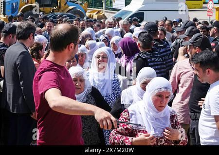 Aktivistinnen des Kurdischen Friedens werden nach der Demonstration gesehen, wie sie die Polizeiblockade verlassen. Während des Protestes der „Kurdischen Friedensmütter“ und der Angehörigen der Gefangenen „Stimme der Freiheit geben“ vor dem Diyarbak-D-Typ-Gefängnis hinderte die Polizei Medienmitglieder daran, Fotos und Filme zu machen, indem sie ihre Schilde in die Luft hob. Deshalb hielten die Demonstranten eine Weile einen Sit-in-Protest ab. Sie gaben dann eine Erklärung ab, in der sie auf die Unterdrückung in Gefängnissen in der Türkei aufmerksam machten und unter Polizeikontrolle zerstreuten. Vertreter der Partei für Gleichstellung und Demokratie (dem), Demokratische Region Stockfoto