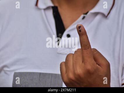 Baramulla, Jammu Und Kaschmir, Indien. Mai 2024. Ein Mann zeigt unauslöschliche Tintenflecken an seinem Finger, nachdem er seine Stimme vor der Wahlkabine während der fünften Runde der mehrphasigen nationalen Wahlen Handwara, nördlich von Srinagar, dem indischen Kaschmir, abgegeben hat. (Kreditbild: © Mubashir Hassan/Pacific Press via ZUMA Press Wire) NUR REDAKTIONELLE VERWENDUNG! Nicht für kommerzielle ZWECKE! Stockfoto